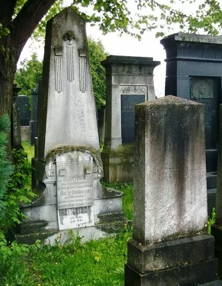 Grabstein f&uuml;r Alexander und Betty Neuburger mit Gedenkinschrift f&uuml;r Lilly und Otto Neuburger. (Alemannia Judaica)